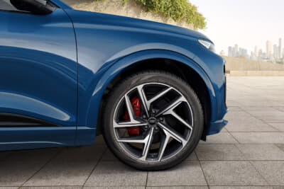 アウディQ6 e-tron edition one:エディションワン・ブルーが履く5Yスポークダイナミックデザインブラックメタリックポリッシュド21インチホイール