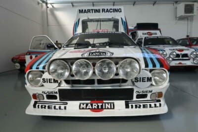 ランチア ラリー:フロントのボンネット先端に補助ランプが4連装されるラリー037。迫力は満点だ