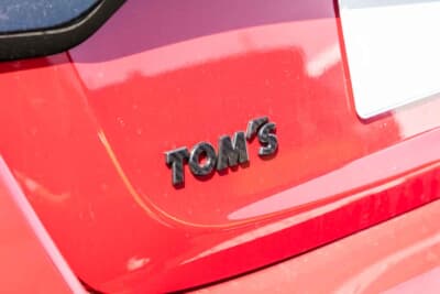 トヨタ GRヤリス:リアにはTOM'Sのエンブレムが貼られている