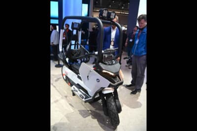 BMWではモトラッド・ビジョンCEを世界初公開しました。ケージ構造採用の電動スクーターです