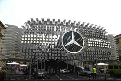 オープンスペースのメルセデス・ベンツブースは巨大なメルセデスグリルを取り入れた建造物が度肝を抜きました
