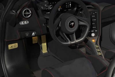 マクラーレン750S JC96：F1を彷彿とさせるペダル、ドライブセレクトスイッチ、記念プレートのすべてをゴールド仕上げ