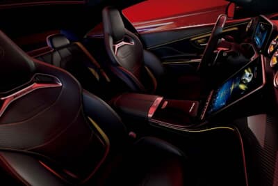 メルセデスAMG CLE53 マヌファクトゥーアエディション：シートベルトやナッパレザー採用のパフォーマンスシートにはイエローステッチの縫製