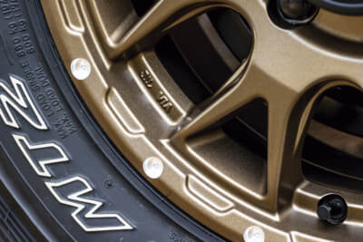 WEDS ADVENTURE MUD VANCE 08：本格派オフロードホイールのビードロックリングを連想させる、立体的なリムデザイン。切削によるピアス風アレンジも