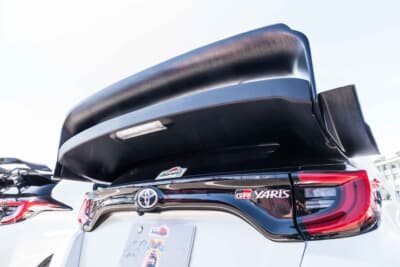 トヨタ GRヤリス:ルーフ後方に装着した巨大なウイングはウェルパインモータースポーツ社製で、WRCマシンのウイングを参考に公道走行が可能となるような形状となっている