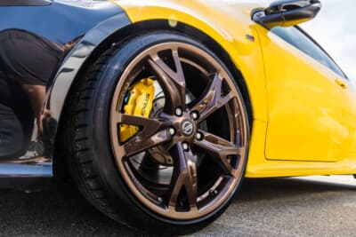 トヨタ GRヤリス:日産Z34型「フェアレディZ」用の19インチで、ボディカラーのイエローに合わせるべく、シエンタのブラウンメタリックでペイントしている