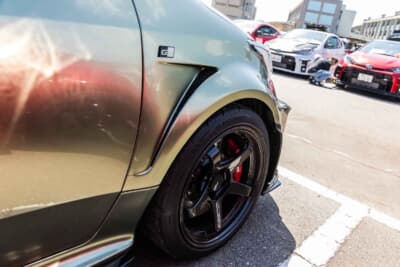 トヨタ GRヤリス：フロントフェンダーは後部にスリットの入る72 Factory製を装着