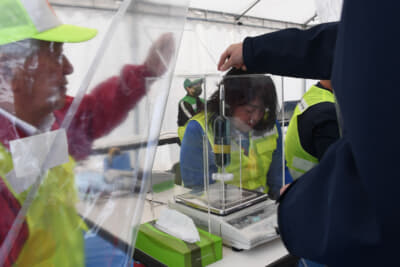 スタート前、そしてゴール後に燃料を秤に載せて、消費した燃料の計測する