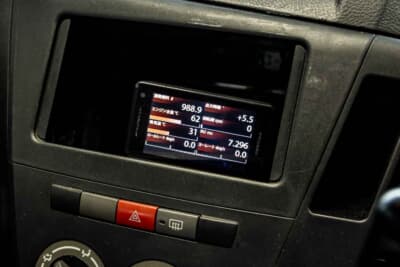 ダイハツ ミラ：ユピテルのレーダー探知機を追加メーターとして活用している。水温や吸気温や点火時期を表示でき、視認性もバツグンなので気に入っている