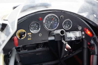 アレクシスMk14 フォーミュラ フォード:センターには視認性の良いスタック製のタコメーターを配し、左右には水温計と油圧計、そして消化器、カットオフスイッチ、スタータースイッチ、油圧警告灯が並んだというシンプルなレイアウトのコックピット