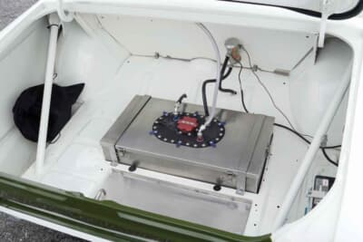 ロータス コーティナMk1シリーズ1:トランクルームを覗いてみると、Cピラーの付け根からフロアへと伸びる補強はなんと純正品。燃料タンクは安全タンクに変更されていた