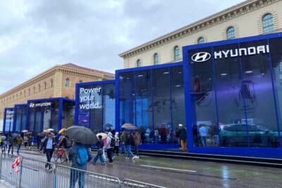 オープンスペースのヒョンデは非常に大きなブースを出展していました