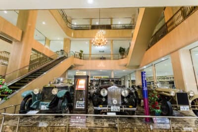 1階にはロールス・ロイス シルバーレイスが展示されている