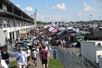 パドックにあふれるドイツの日本車ファンたちの数の多さに驚きです