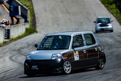 ダイハツ エッセ:4クラス優勝の112号車ARYレーシング タカムクキッチン