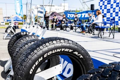 ステージ前には、オープンカントリー、プロクセスの両ブランドのタイヤを展示