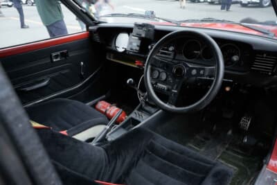 トヨタ カローラ レビン：ステアリングはモモ、助手席の前にはハルダツインマスターなどの計測機器が備わっていた