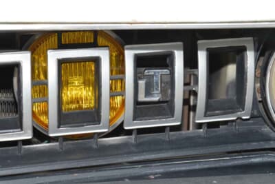 トヨタ セリカ 1400LT:フロントグリルの中に収められたLTのエンブレム