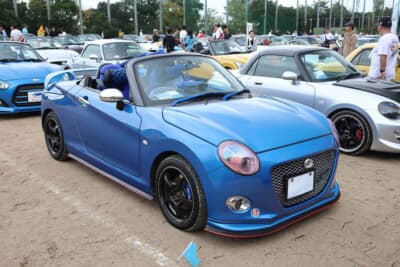 ダイハツ コペン：内外装ともに青系パーツをふんだんに装着し、個性的なカスタムに注力している