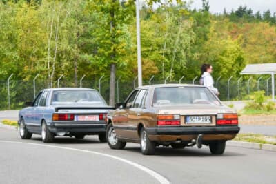 1980年代のブルーバードとローレルの日産のトラッドなセダンが路肩で並んでお休み中