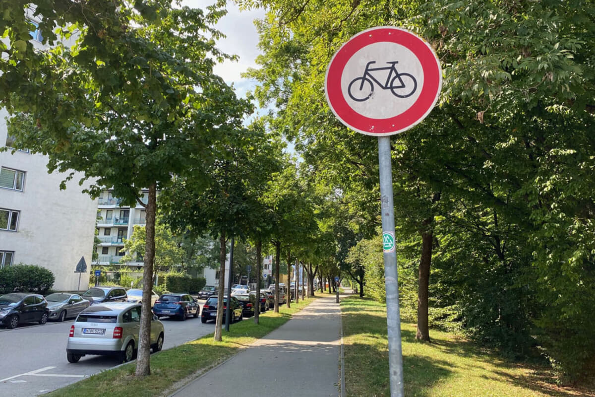 自転車通行禁止（歩道専用）