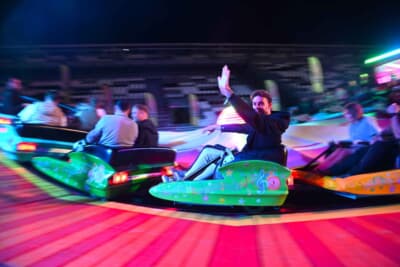 イベントエリアには遊園地のようなアトラクションもあります。酔っぱらって乗ると大変な事になりそう