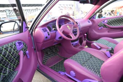 ショッキングピンクのトリムに黒のキルティングでコーデしたキャビンはデモカー風
