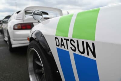 懐かしいですねぇ、ダットサンでフェンダーミラーです。見ててワクワクしますね