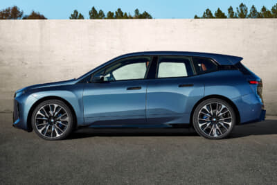 BMW iX:堂々としたプロポーションのサイドビュー