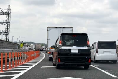 高速道路でも、対処法は基本的に同じ。慌てずに道路の左側にクルマを停止させる