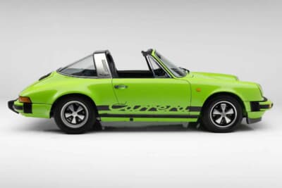 30万2000ドル(邦貨換算約4450万円)で落札されたポルシェ「911カレラ 2.7タルガ」(C)Courtesy of RM Sotheby's