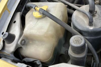 電動ファンが回らないまま水温が上昇すると、たちまちリザーバータンクから冷却水があふれ出す事態となる