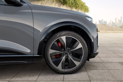 アウディQ6 e-tron edition one:エディションワン・グレーには21インチの5アームエアロデザインブラックメタリックポリッシュド&スモークドを用意