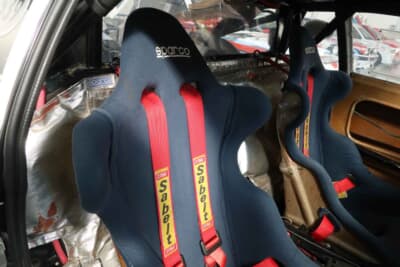 ランチア ラリー:ラリー037のシートは濃紺のスパルコ製フルバケット。ミッドエンジンだけに遮熱シー トが背後に貼られている