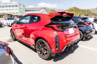 トヨタ GRヤリス:TOM'Sのパッケージカーは、ファクトリーでエアロパーツを装着