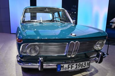 BMWの展示旧車は1968年に登場した名機マル2こと2002!懐かしいですね〜