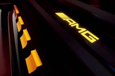 メルセデスAMG CLE53 マヌファクトゥーアエディション：ドアシルにもイエローのAMGロゴとストロボストライプ