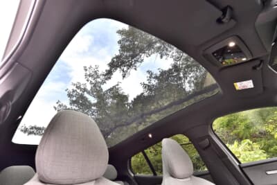 EX30 Ultra Twin Motor Performance:ガラスサンルーフはPlus Single Motor以外のグレードに標準装備