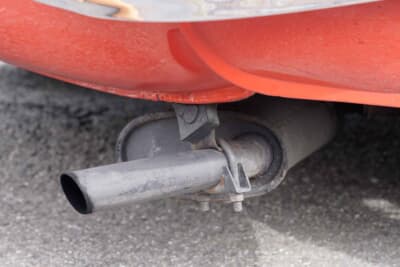 トライアンフ スピットファイアMk3:リアエンド助手席側から伸びたマフラー。1度取り付けステーが経年劣化で欠損したことがあったが、ガレージでオーナー自ら修理したそうだ