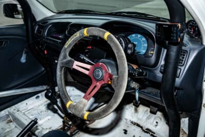 スズキHA23V型アルト:室内はごくシンプルな作りだ。なおAガレージでは早い時期からサイドバーを装着している