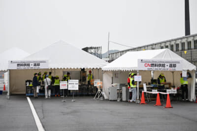 カーボンニュートラル燃料とハイオクガソリンの燃料供給テントのふたつが並ぶ。この風景も今大会限りだ