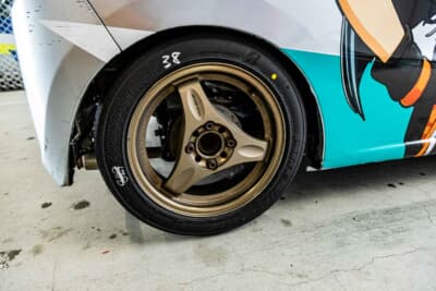 ダイハツ ミラ：お気に入りはボルクレーシングの3本スポークだ。解体屋で4本を2000円で入手したものの、クラッシュで2本は歪んでしまったそうだ