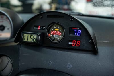 ダイハツ エッセ：空燃比計など追加メーターをダッシュボードに装着した。視認性がよく見た目もスポーティである