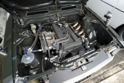 トヨタ カローラレビン:購入時したときからすでにウェーバー製のキャブレターに変更されていたという心臓部だ。スポーツタイプのエアクリーナーにより心地よい吸気音を聞かせてくれた。エキゾーストマニホールドも等長タイプで、オイルキャッチタンクも備わる