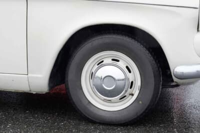 ヒルマン ミンクス シリーズⅤ:オリジナルのスチールホイールに装着されているハブキャプは、擦れ傷があったため、eBayで見つけた程度の良いものを装着しているそうだ