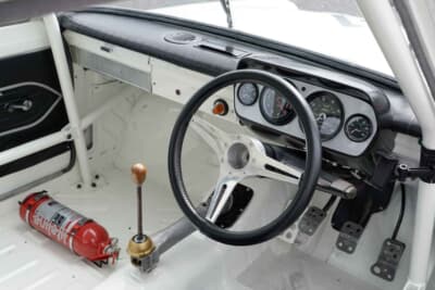 ロータス コーティナMk1シリーズ1:スピードメーター以外は視認性と精度の高いものに交換されているインパネ。左側にあるのはオイルプレッシャーの警告灯である