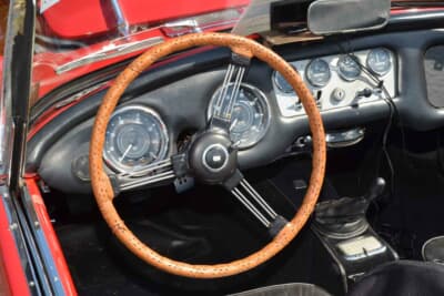 ディムラー SP250：インパネまわりはシンプルなデザインだが、ダッシュ中央に4連メーターを備える