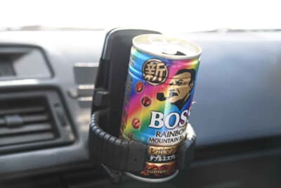 日本のドライブシーンでお馴染みのドリンクホルダー×缶コーヒーはドイツではカスタムパーツ