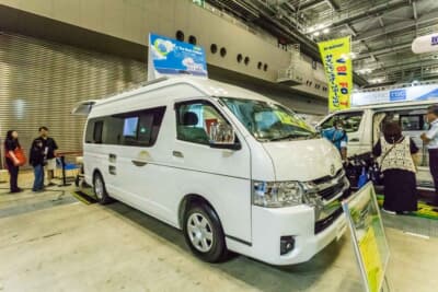 トヨタ ハイエース：ホワイト基調の明るい内装が目立っていたRV BIGFOOTのACSリトルノオクタービアM