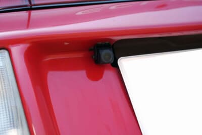 三菱 エクリプス スパイダー:リアの見切りがあまりよくないためバックカメラは必須のアイテムだ。駐車するときや狭い路地で切り返すときはとくに重宝するはずである